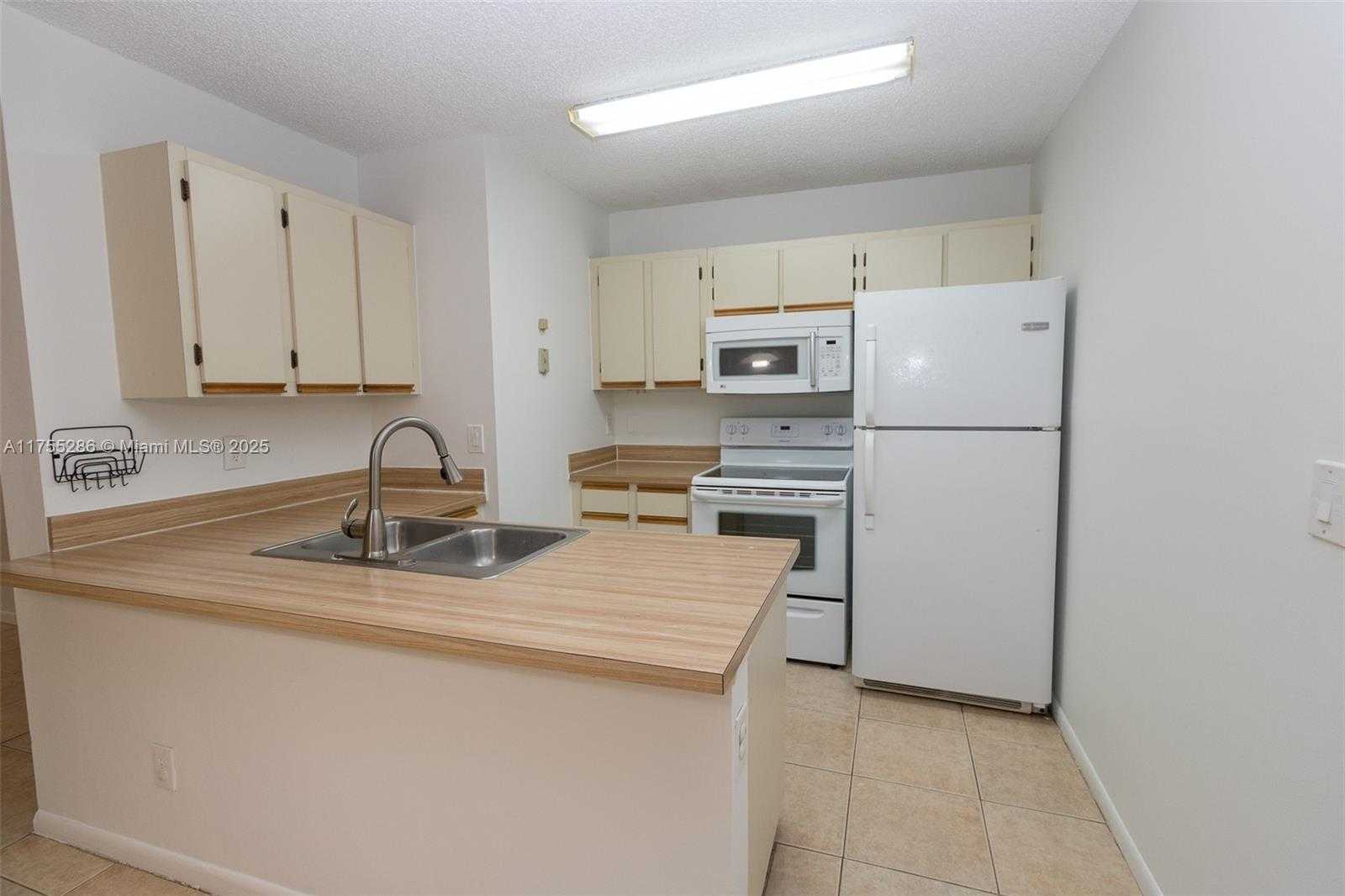 Small Image of 18328 NORTH WEST 68TH AVE #P, Hialeah Number 2