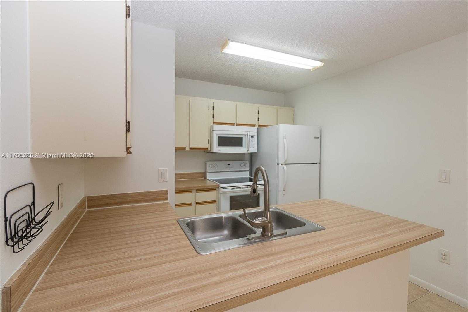 Small Image of 18328 NORTH WEST 68TH AVE #P, Hialeah Number 3