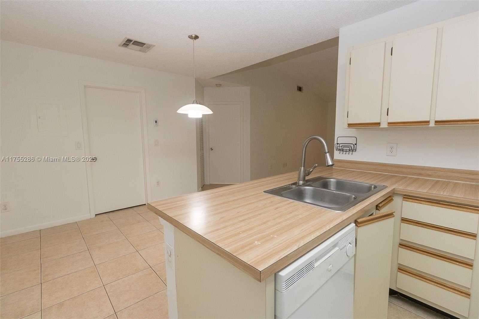 Small Image of 18328 NORTH WEST 68TH AVE #P, Hialeah Number 4