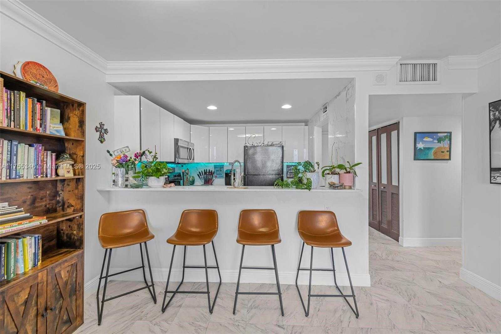 Small Image of 401 OCEAN DR #602, Miami Beach Number 2