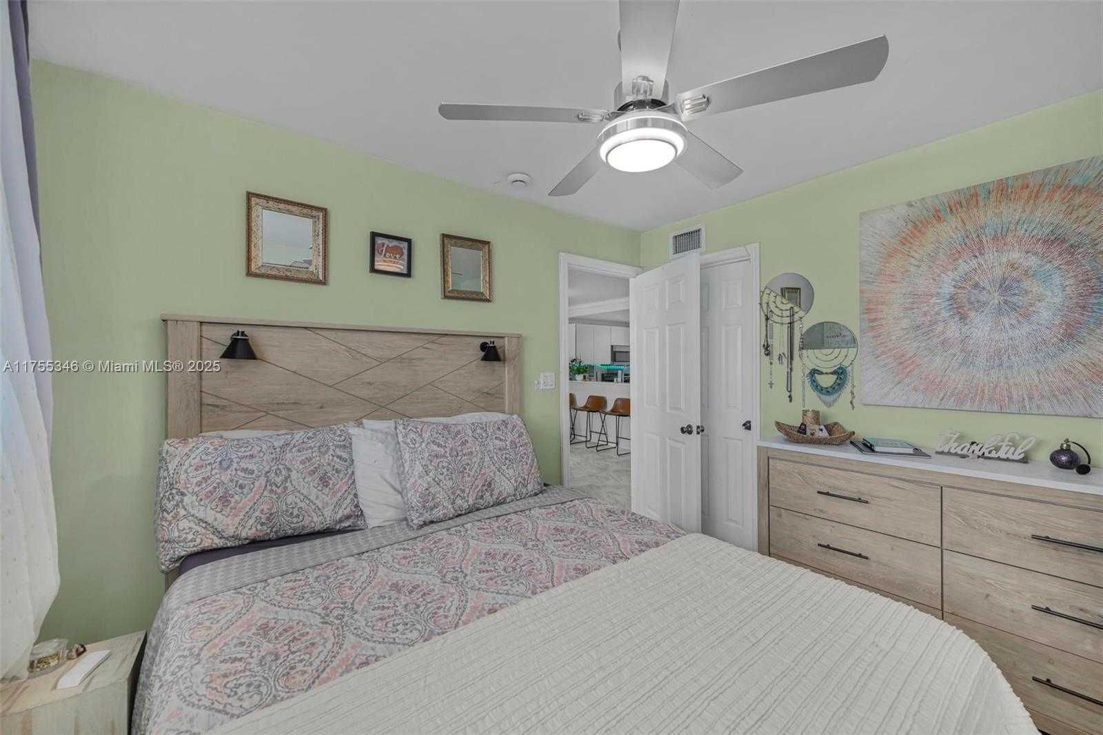 Small Image of 401 OCEAN DR #602, Miami Beach Number 4