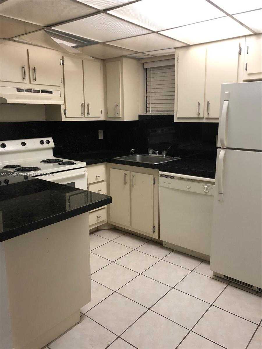 Small Image of 8290 LAKE DR #349, Doral Number 3