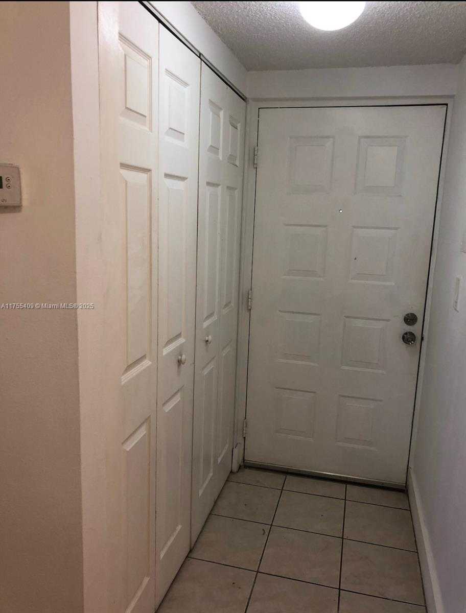 Small Image of 8290 LAKE DR #349, Doral Number 4