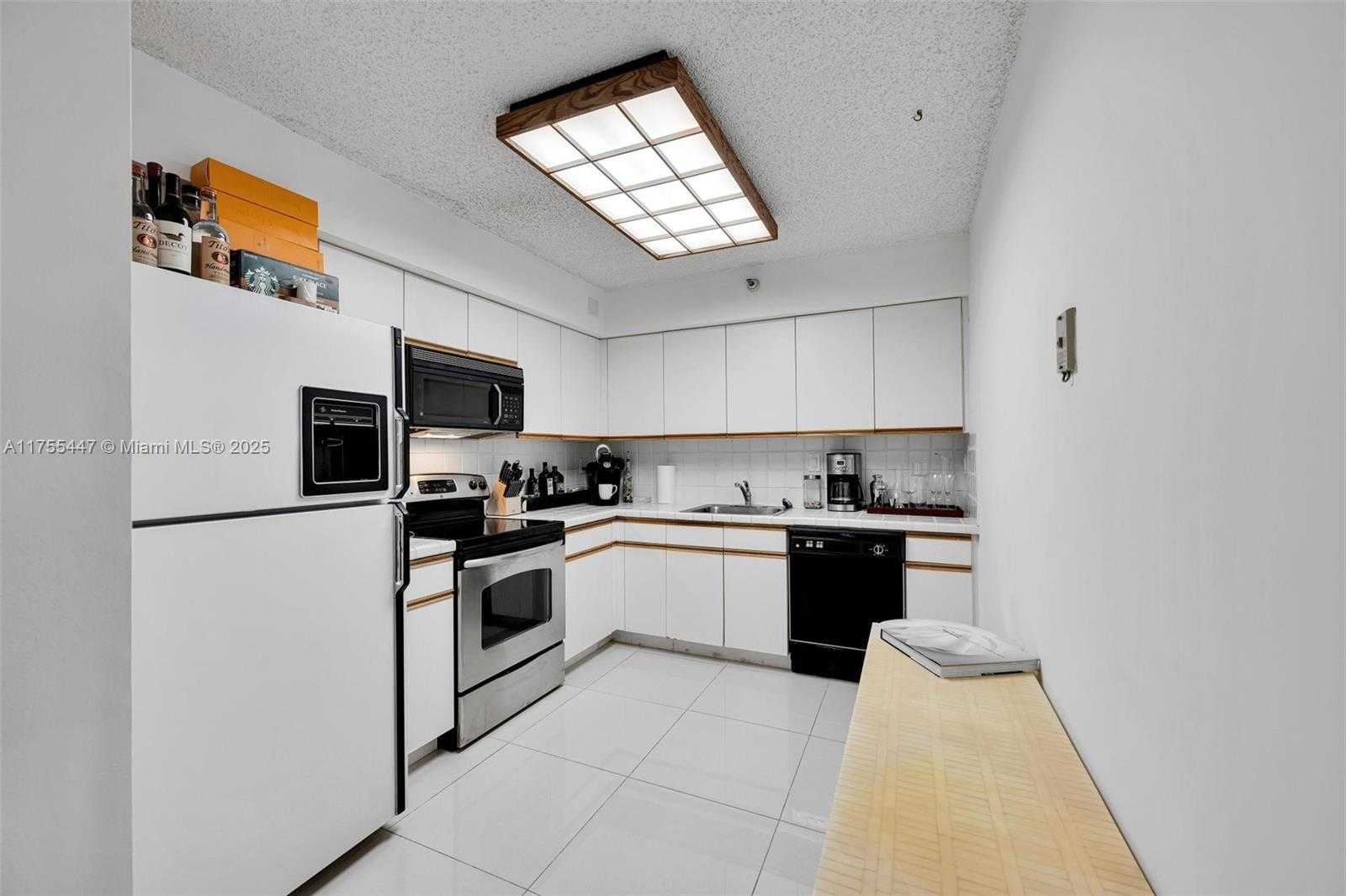 Small Image of 3530 MYSTIC POINTE DR #303, Aventura Number 5