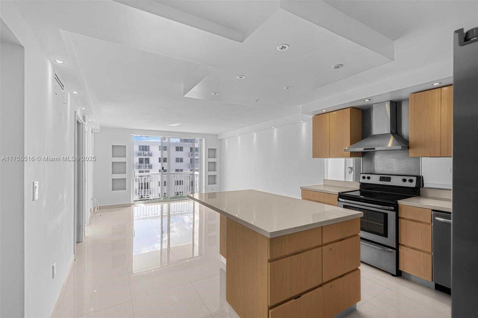 Small Image of 401 OCEAN DR #1011, Miami Beach Number 3