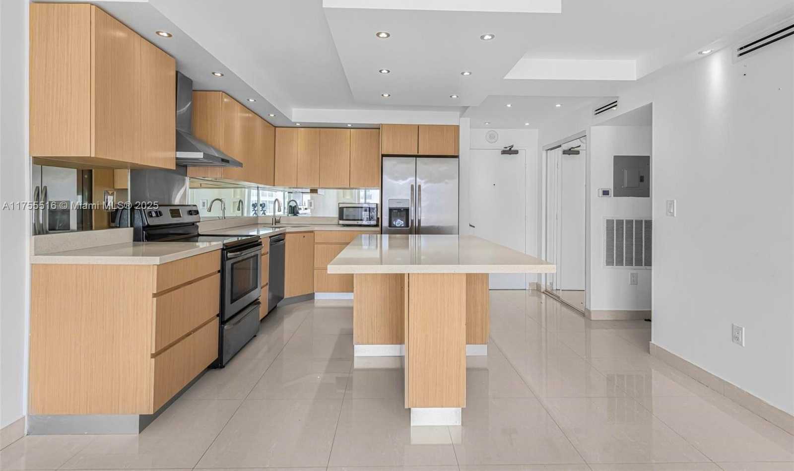 Small Image of 401 OCEAN DR #1011, Miami Beach Number 4