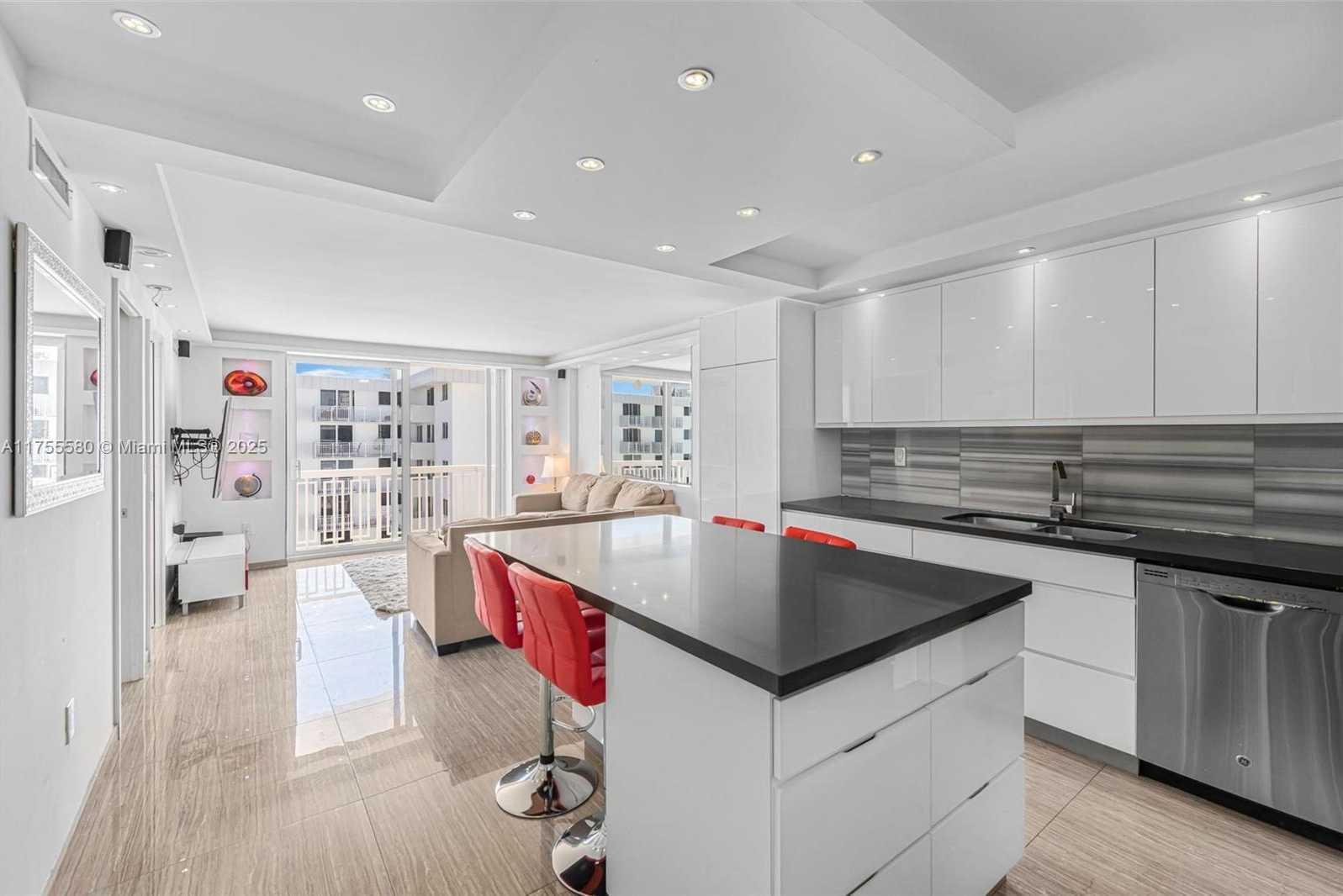Small Image of 401 OCEAN DR #1009, Miami Beach Number 2