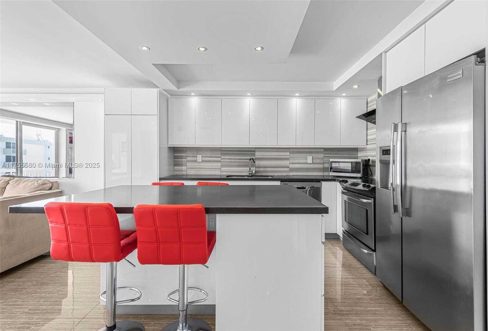 Small Image of 401 OCEAN DR #1009, Miami Beach Number 3