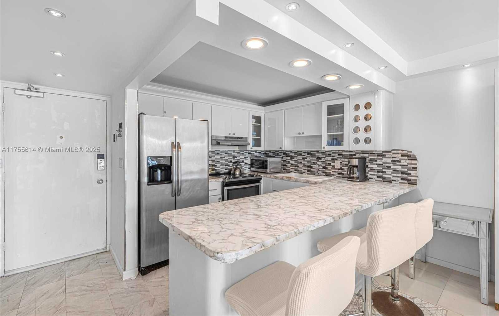 Small Image of 401 OCEAN DR #1008, Miami Beach Number 2