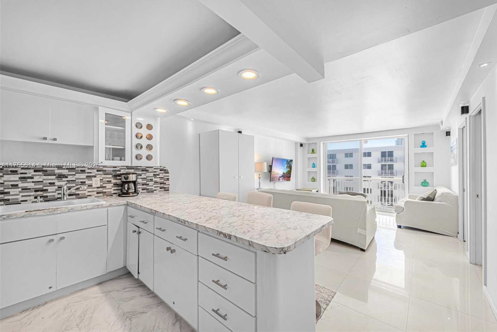 Small Image of 401 OCEAN DR #1008, Miami Beach Number 3