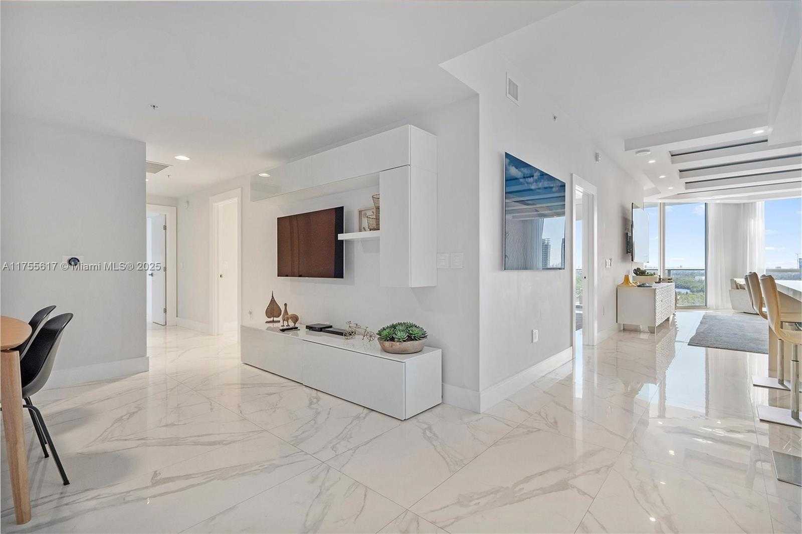 Small Image of 17111 BISCAYNE BLVD #2106, North Miami Beach Number 4