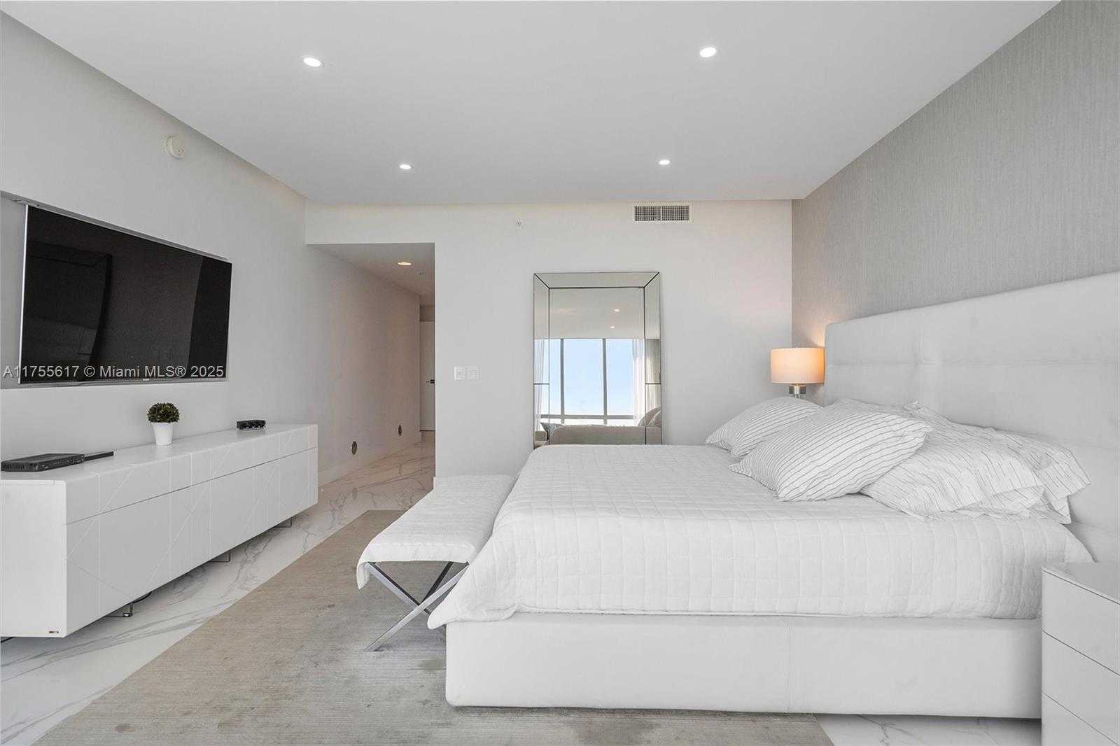 Small Image of 17111 BISCAYNE BLVD #2106, North Miami Beach Number 40