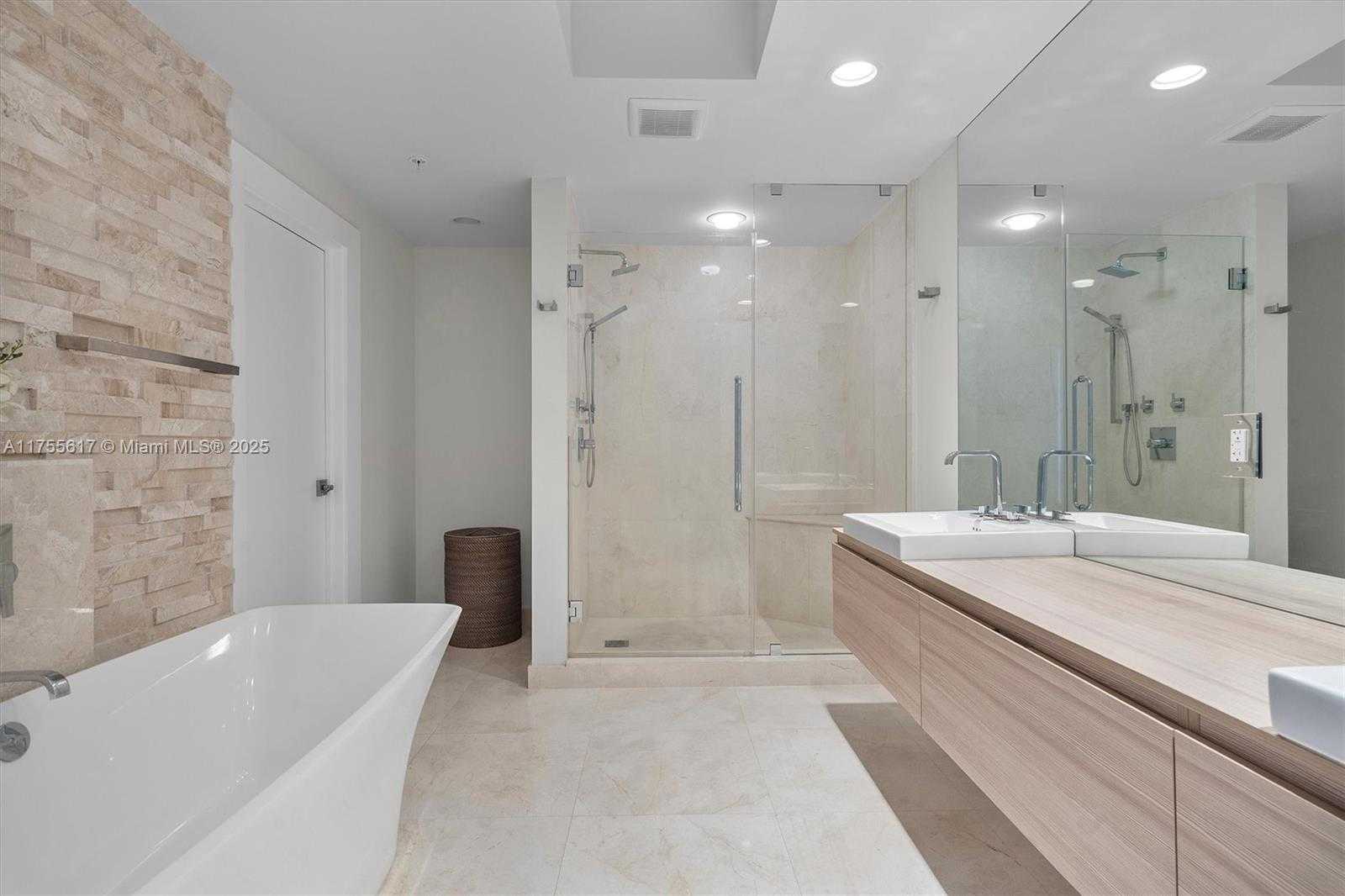 Small Image of 17111 BISCAYNE BLVD #2106, North Miami Beach Number 45