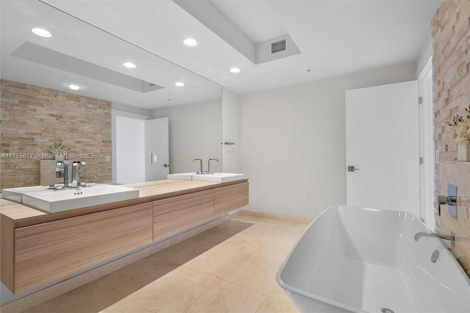 Small Image of 17111 BISCAYNE BLVD #2106, North Miami Beach Number 46
