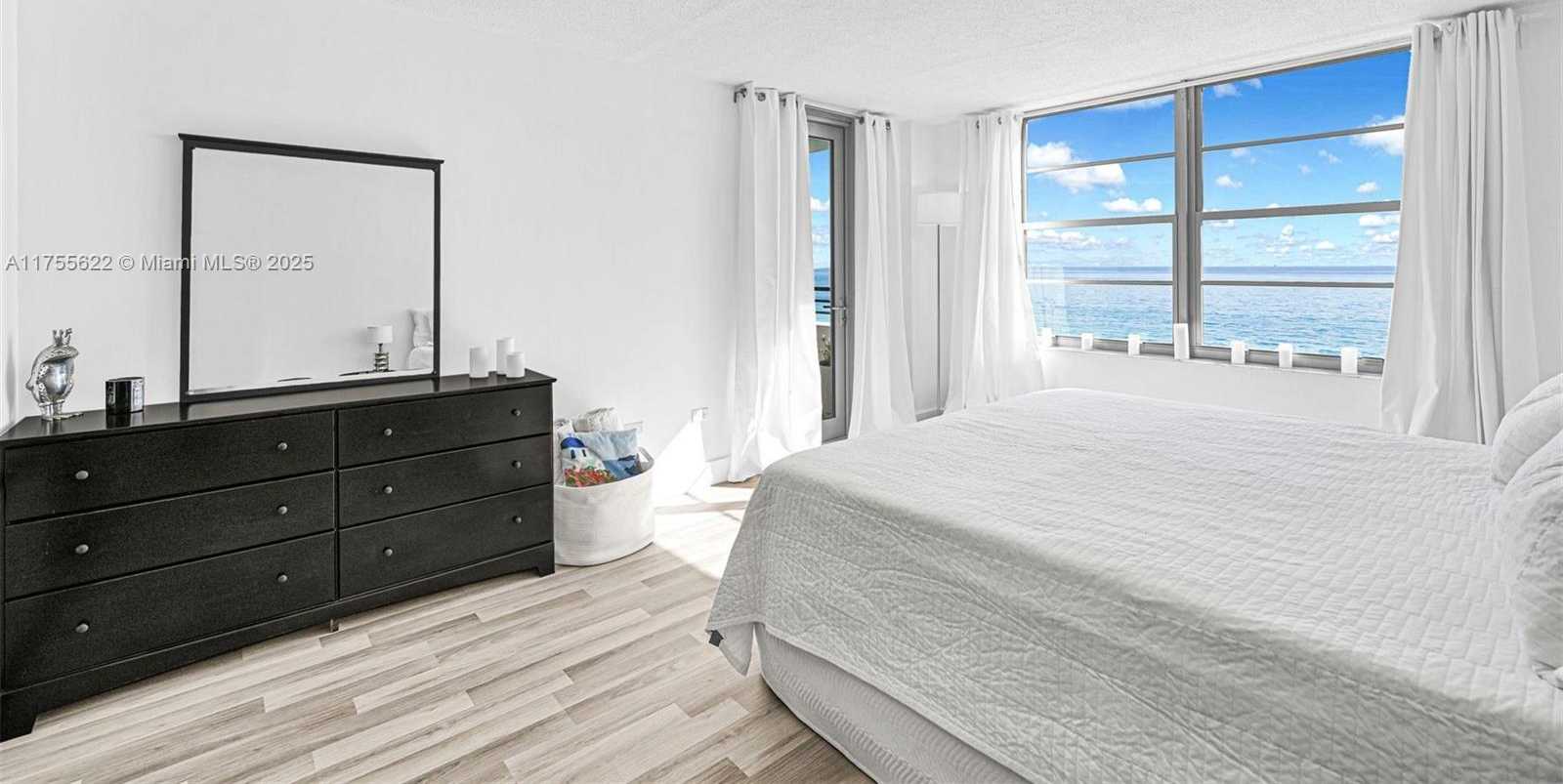 Small Image of 5555 COLLINS AVE #10M, Miami Beach Number 15