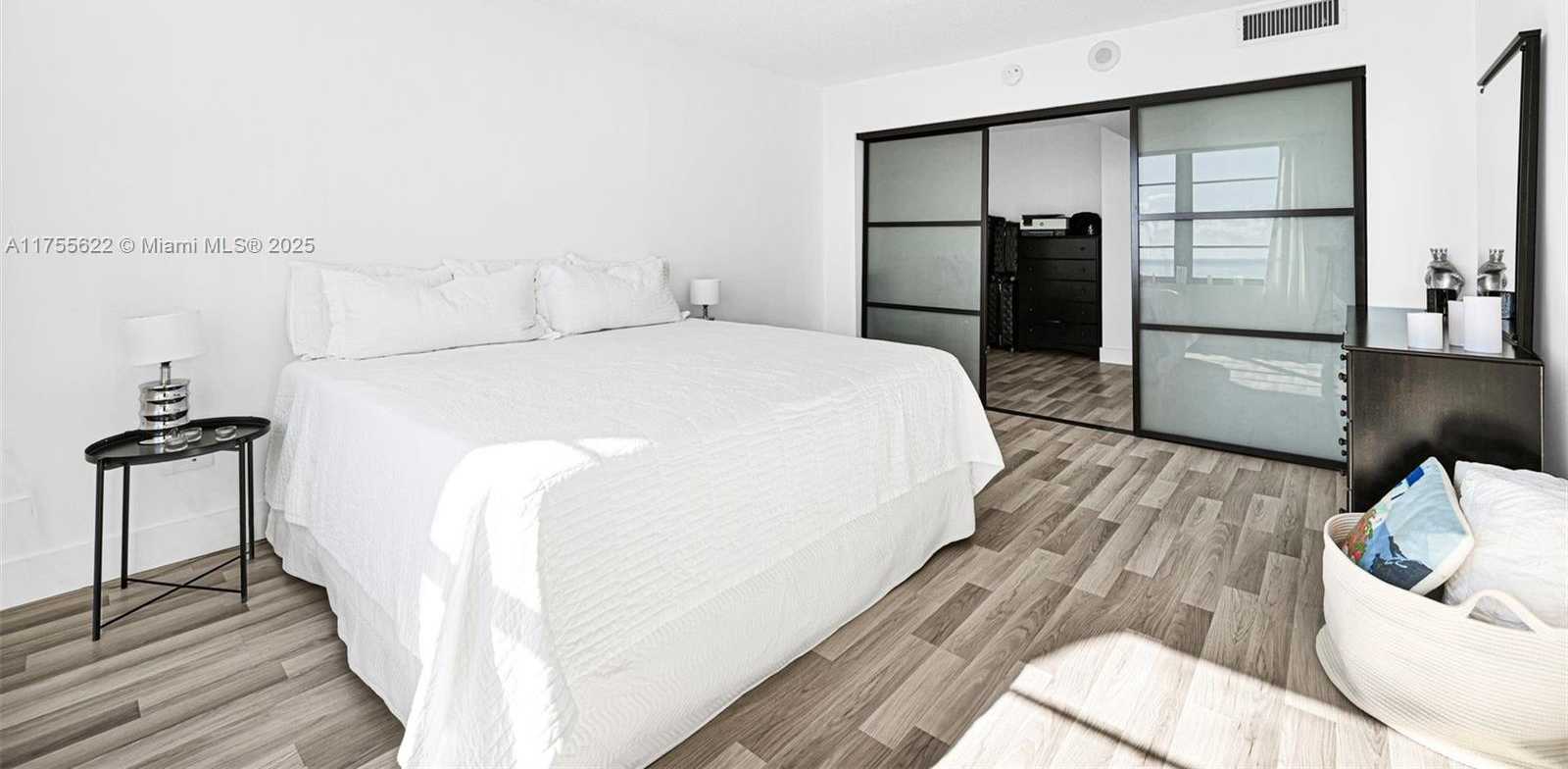 Small Image of 5555 COLLINS AVE #10M, Miami Beach Number 17