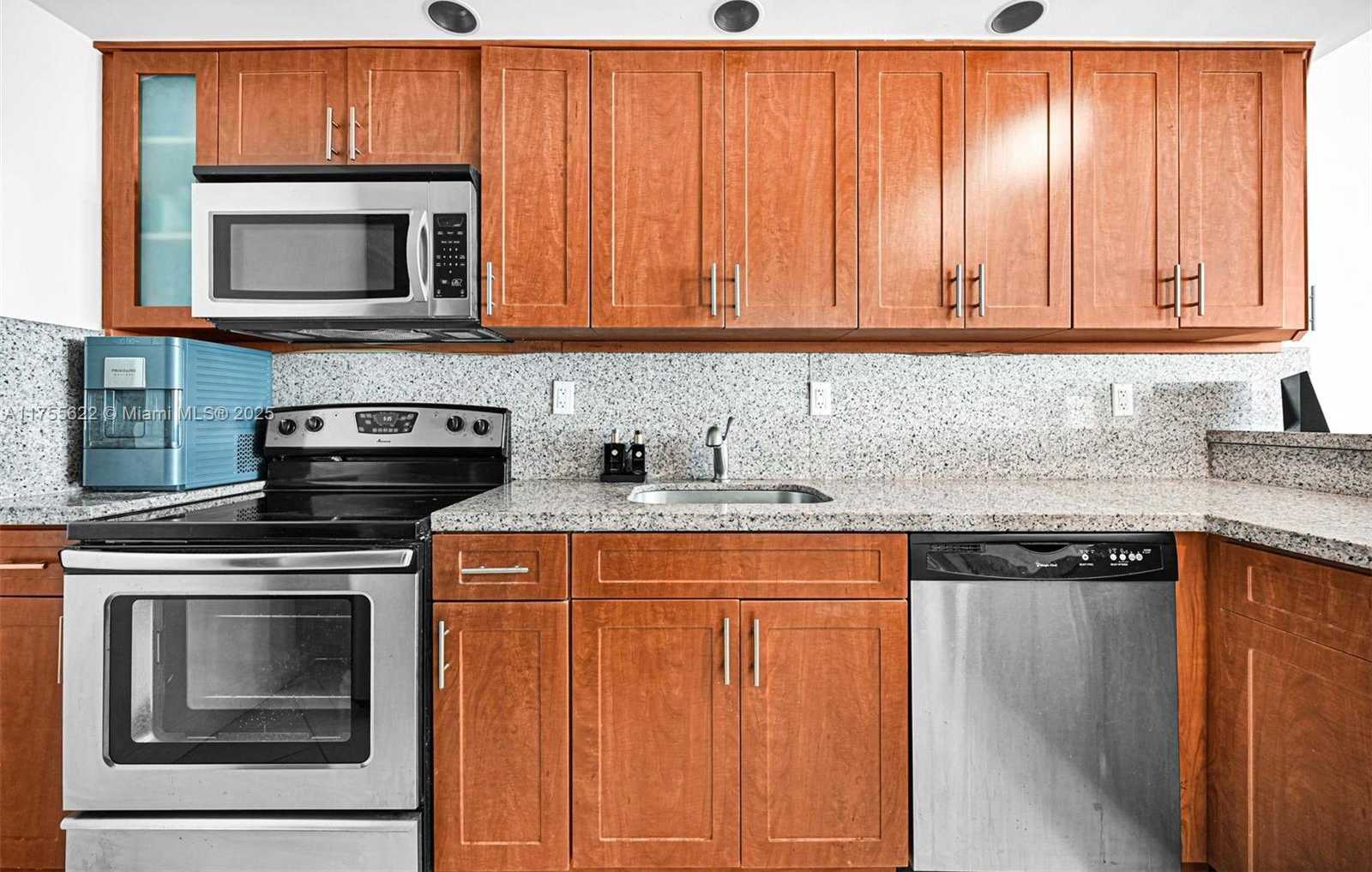 Small Image of 5555 COLLINS AVE #10M, Miami Beach Number 26