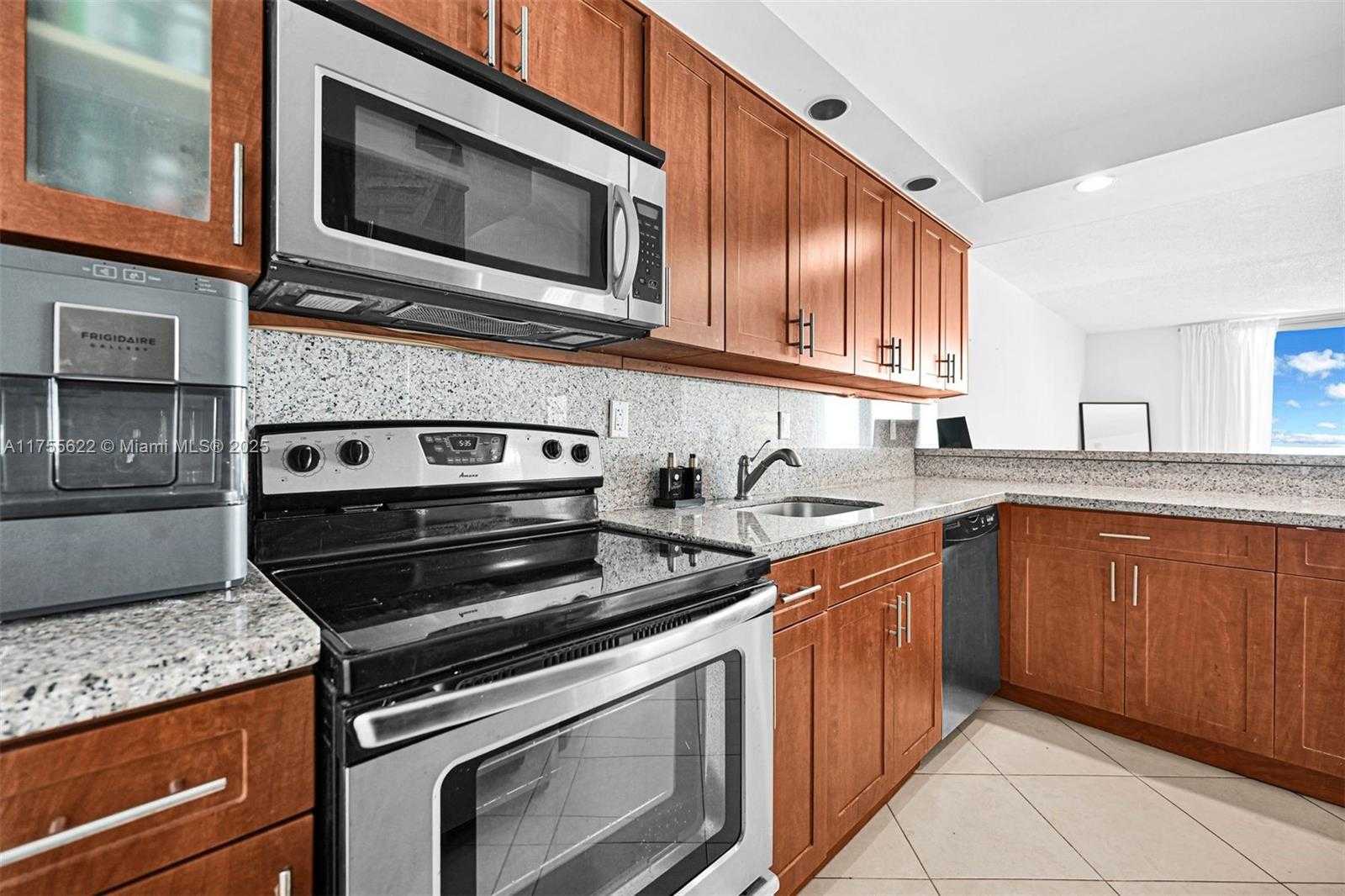 Small Image of 5555 COLLINS AVE #10M, Miami Beach Number 29