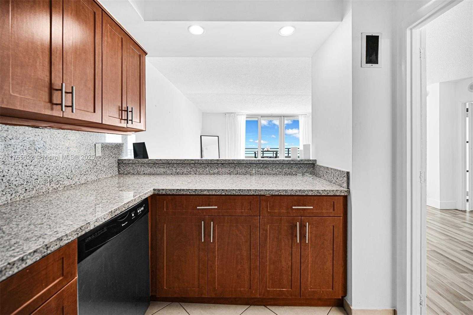 Small Image of 5555 COLLINS AVE #10M, Miami Beach Number 30