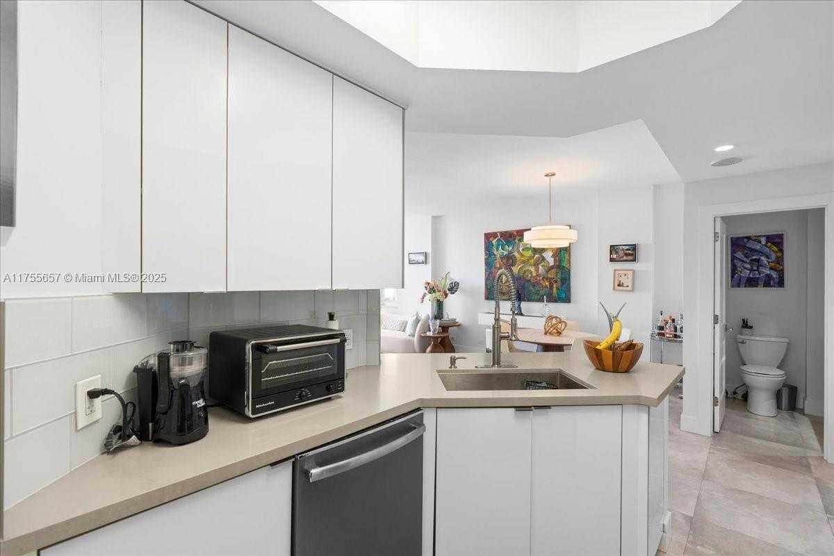Small Image of 888 BRICKELL KEY DR #1502, Miami Number 12