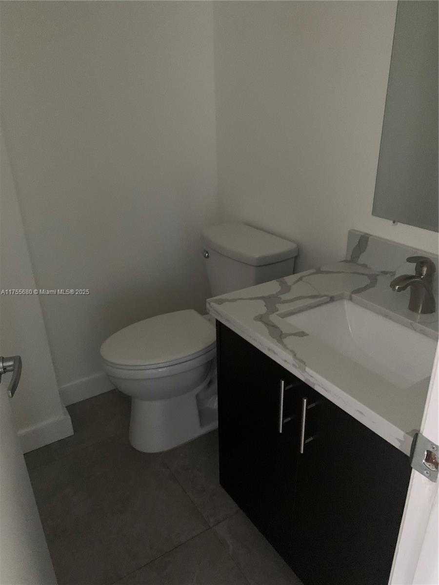 Small Image of 425 WEST PARK DR #12, Miami Number 11