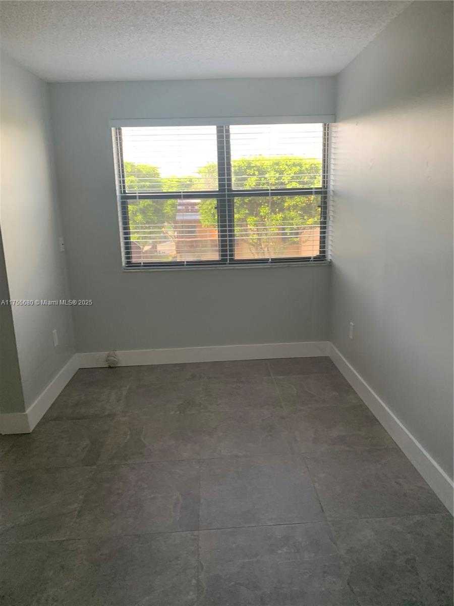 Small Image of 425 WEST PARK DR #12, Miami Number 13