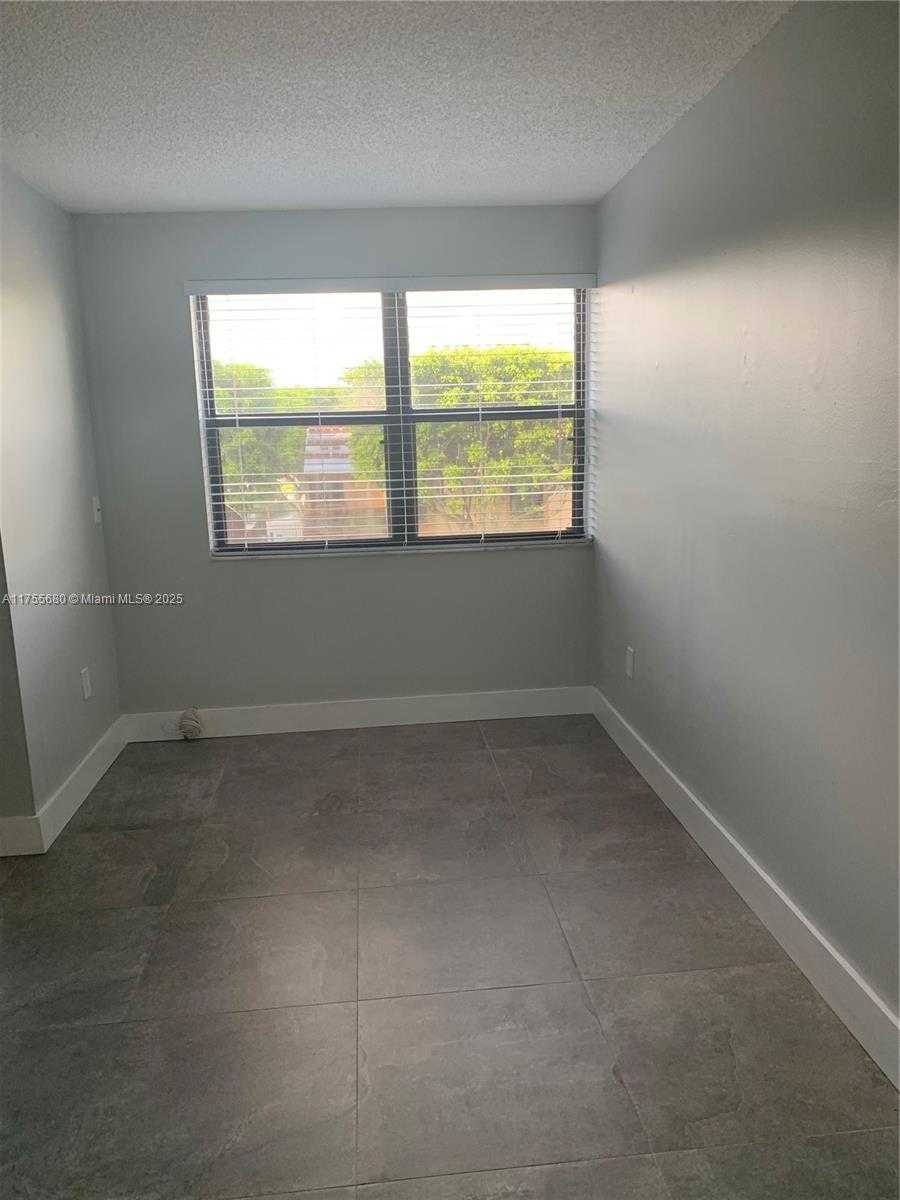 Small Image of 425 WEST PARK DR #12, Miami Number 14
