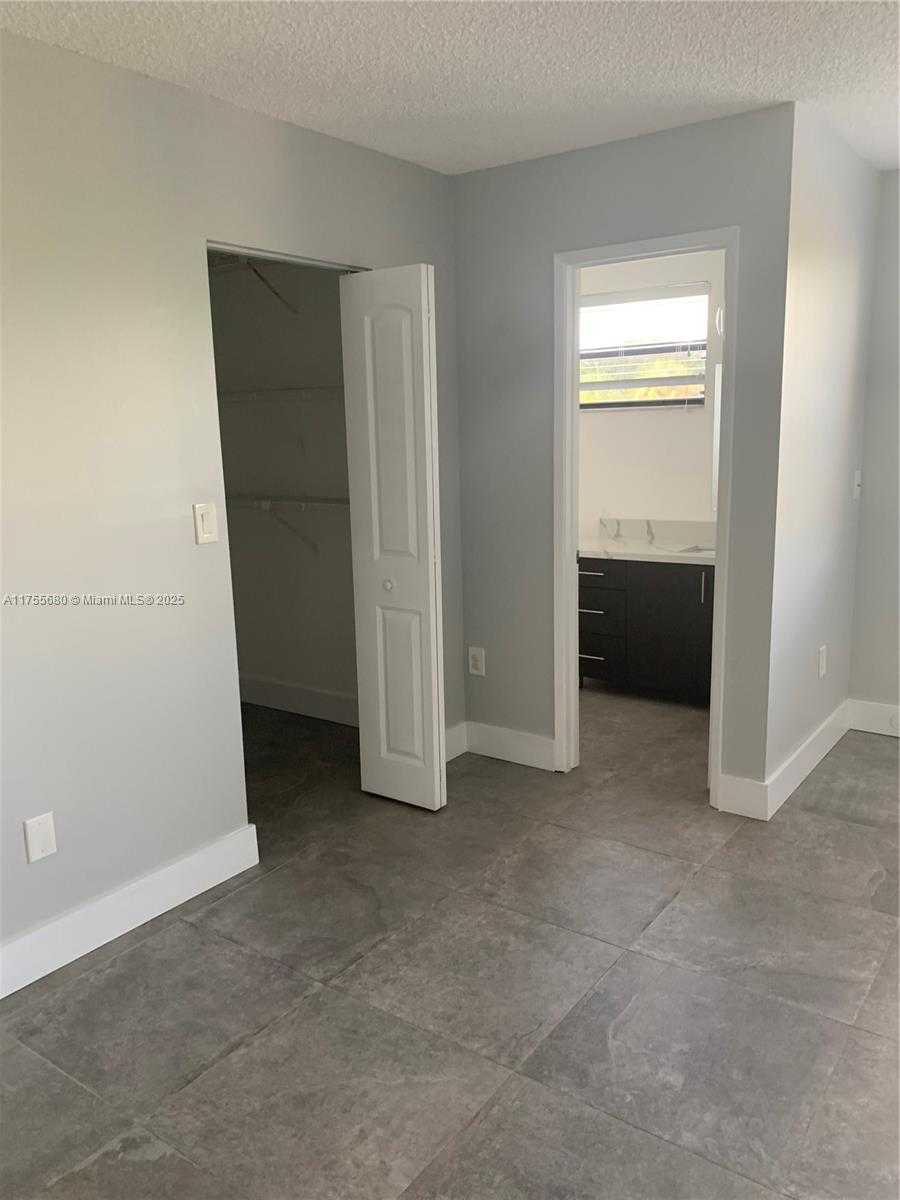 Small Image of 425 WEST PARK DR #12, Miami Number 15
