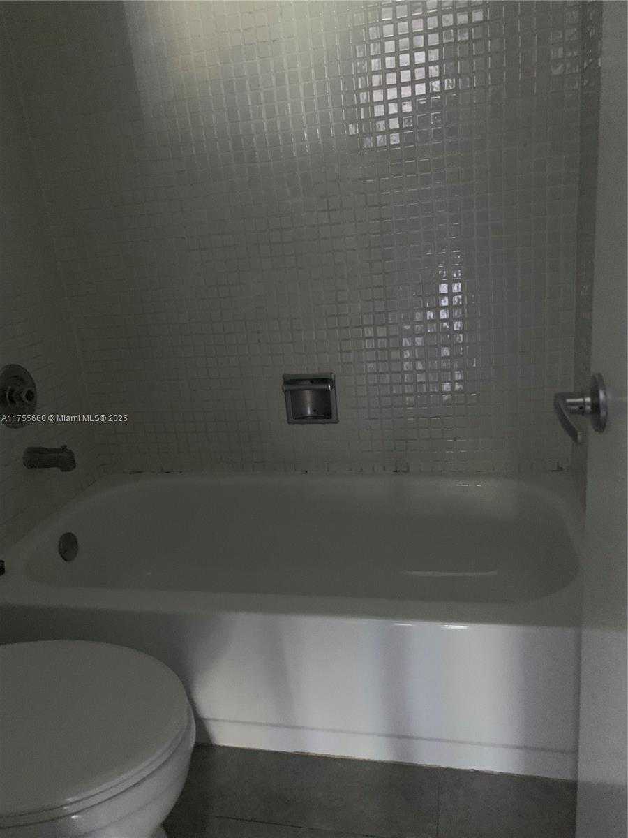 Small Image of 425 WEST PARK DR #12, Miami Number 16
