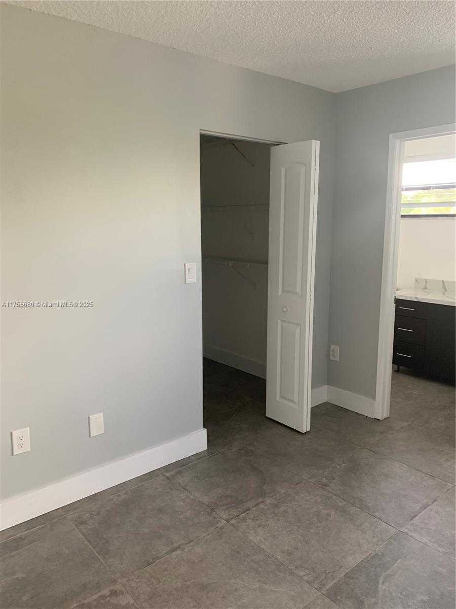 Small Image of 425 WEST PARK DR #12, Miami Number 18
