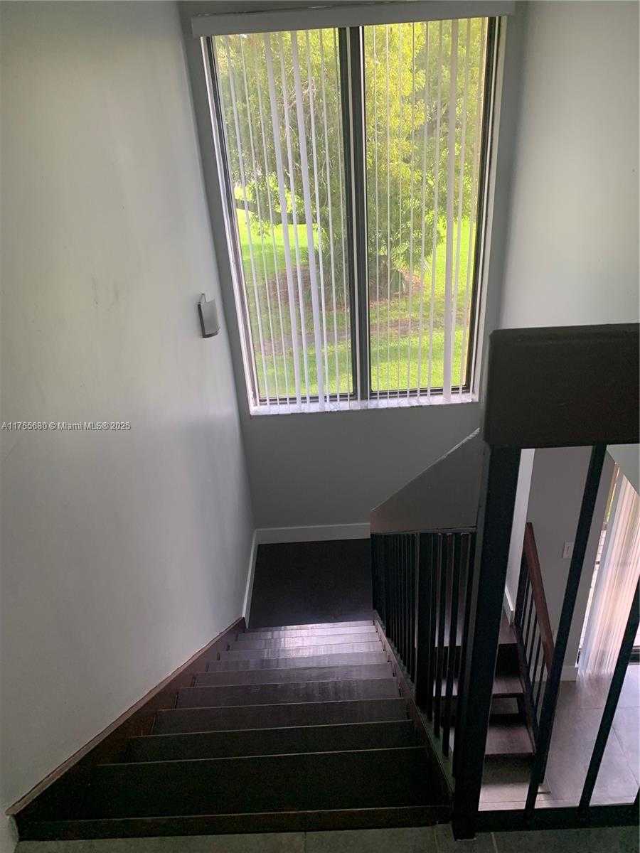 Small Image of 425 WEST PARK DR #12, Miami Number 21