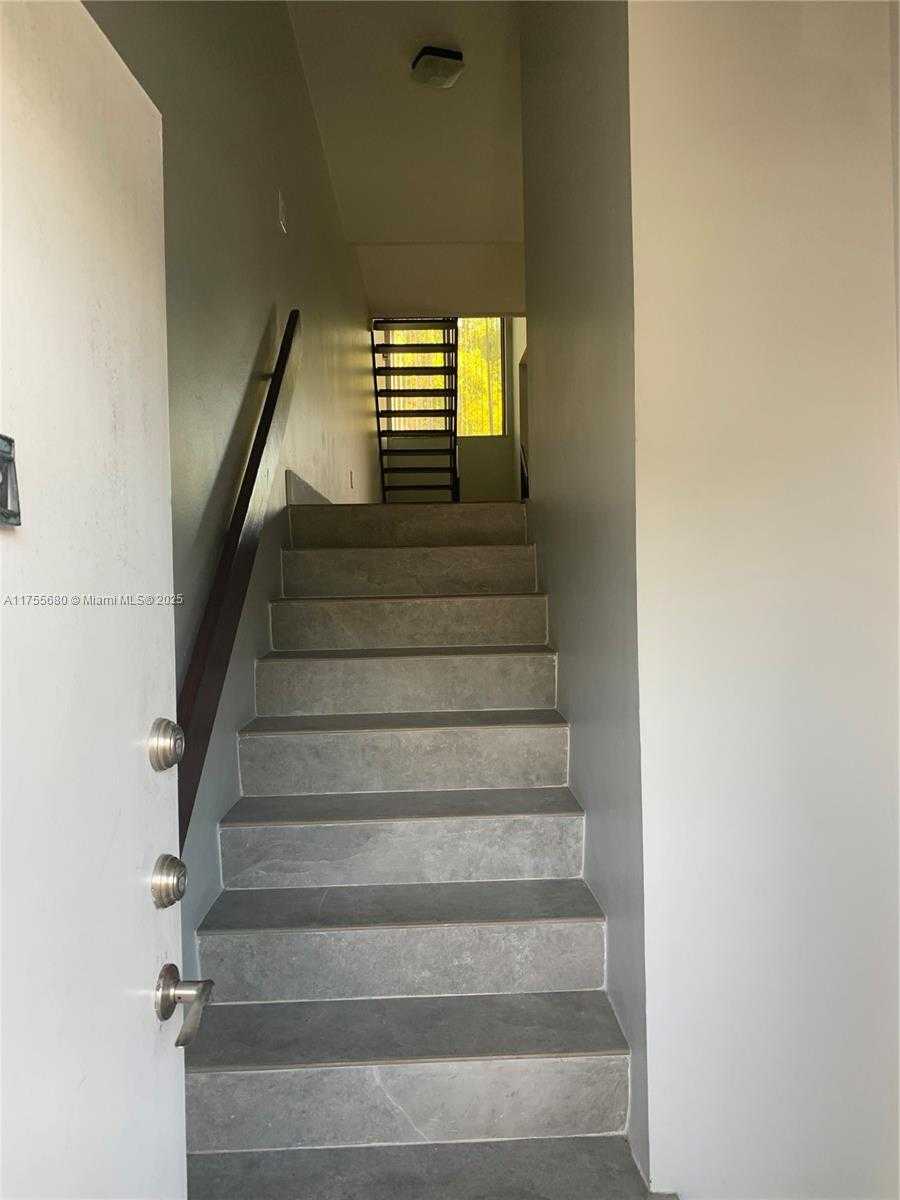 Small Image of 425 WEST PARK DR #12, Miami Number 3