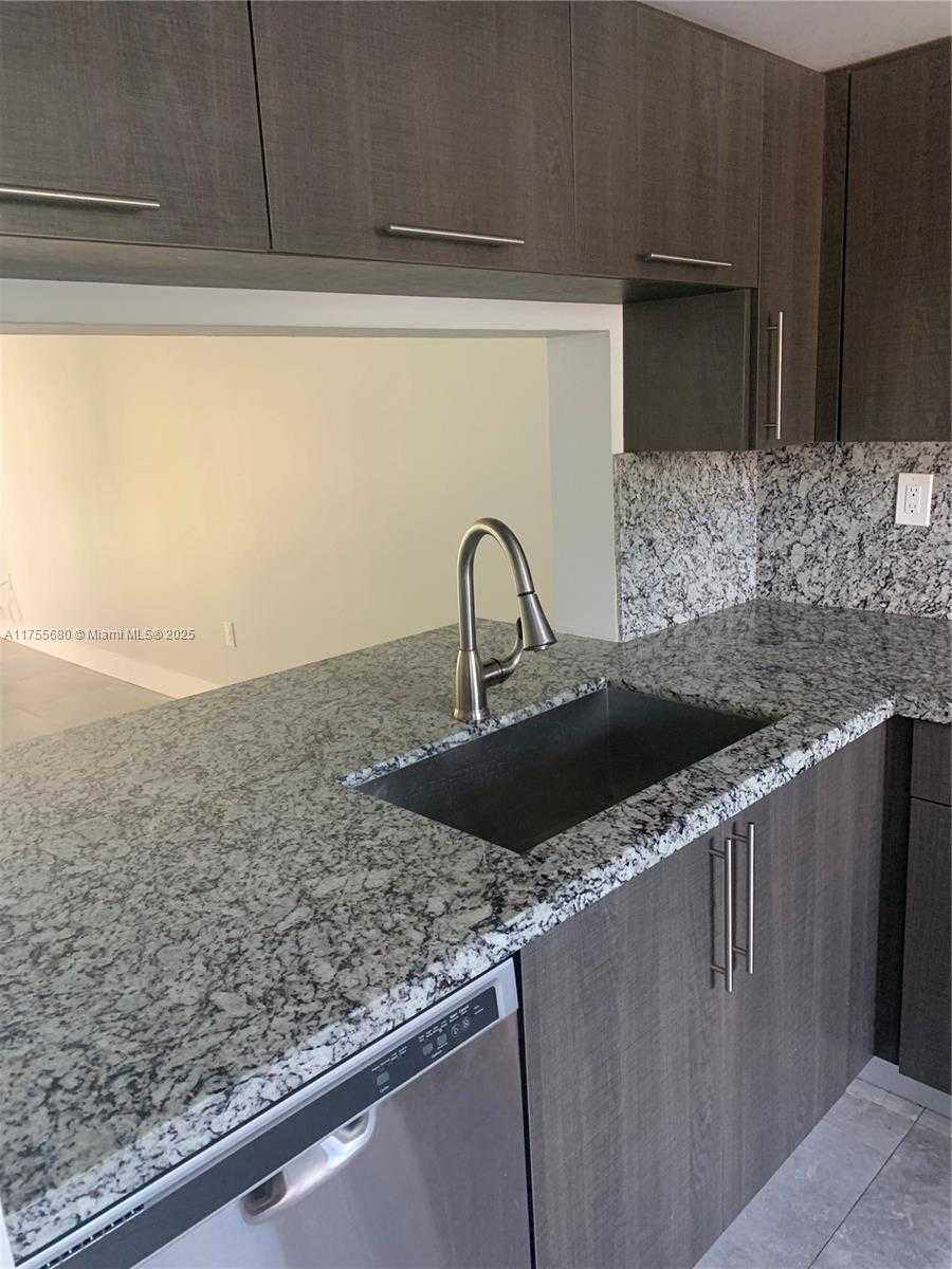 Small Image of 425 WEST PARK DR #12, Miami Number 4