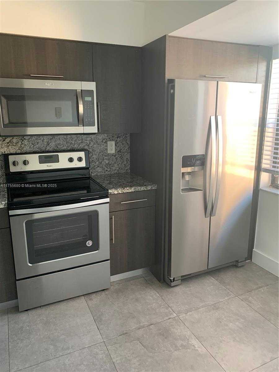 Small Image of 425 WEST PARK DR #12, Miami Number 5