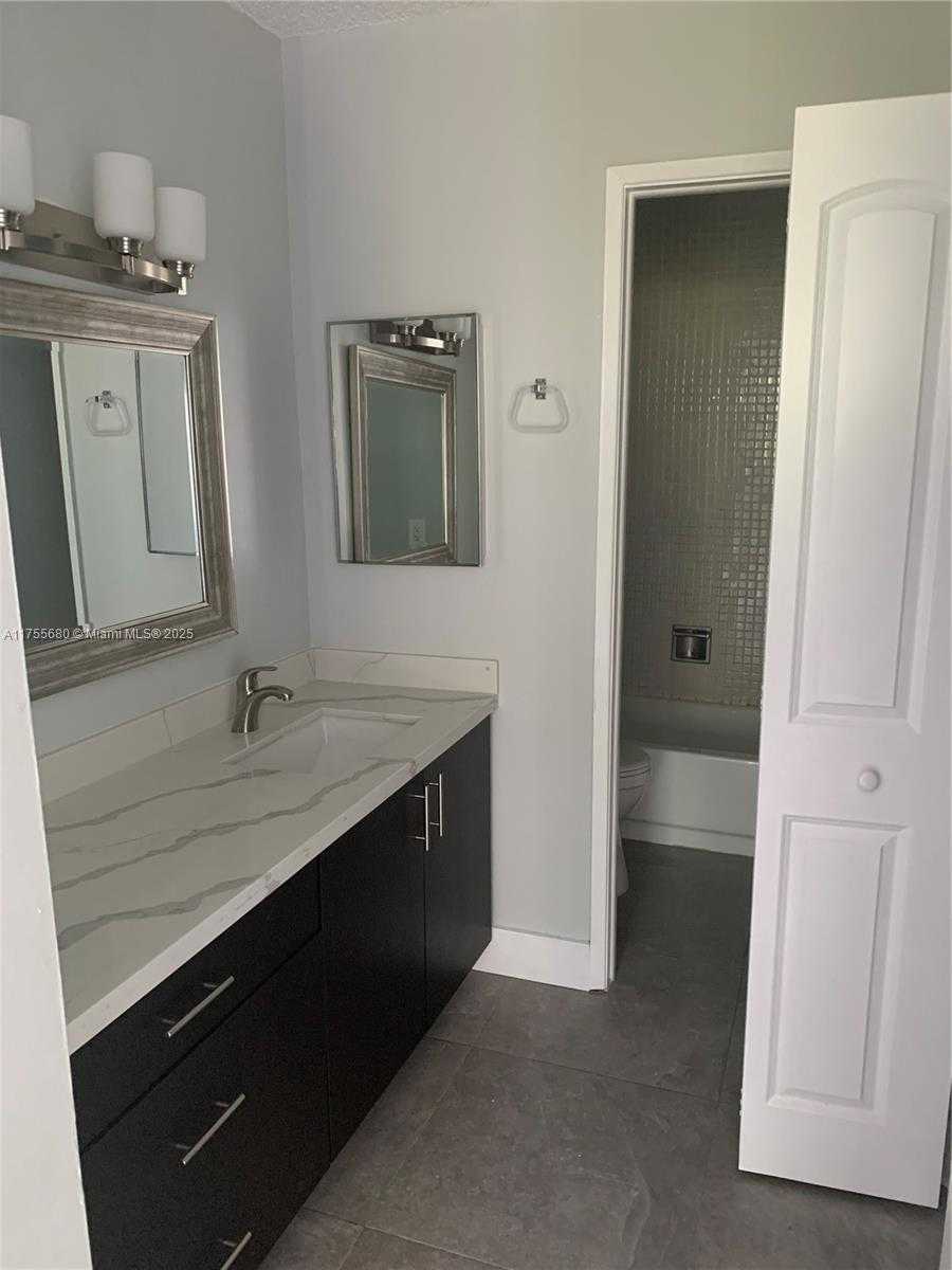 Small Image of 425 WEST PARK DR #12, Miami Number 8