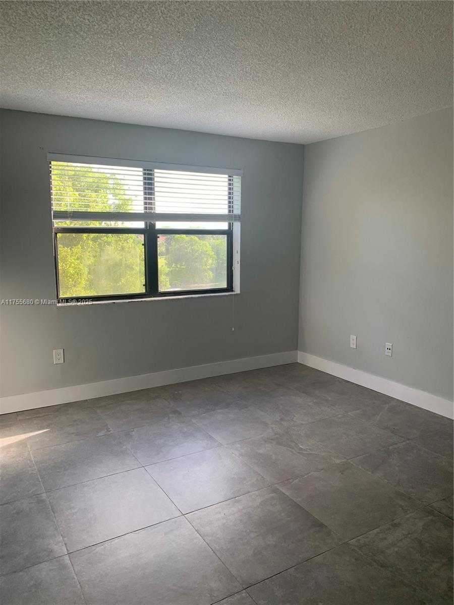 Small Image of 425 WEST PARK DR #12, Miami Number 9