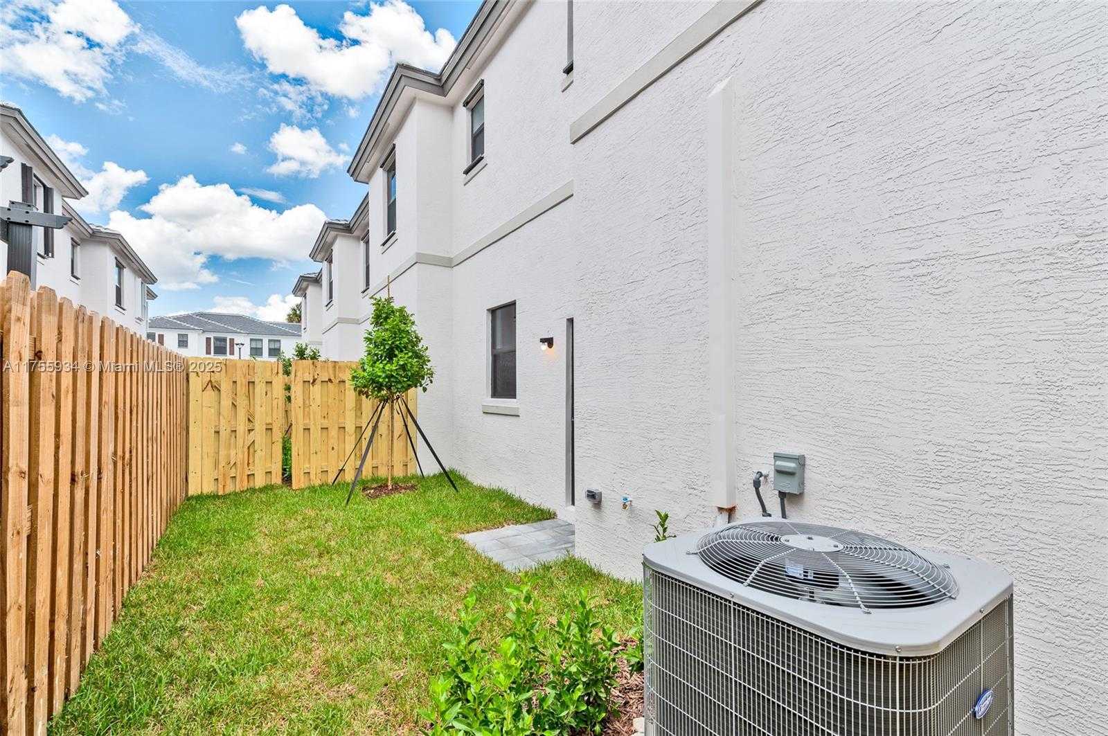 Small Image of 523 SOUTH WEST 19TH TER, Fort Lauderdale Number 5