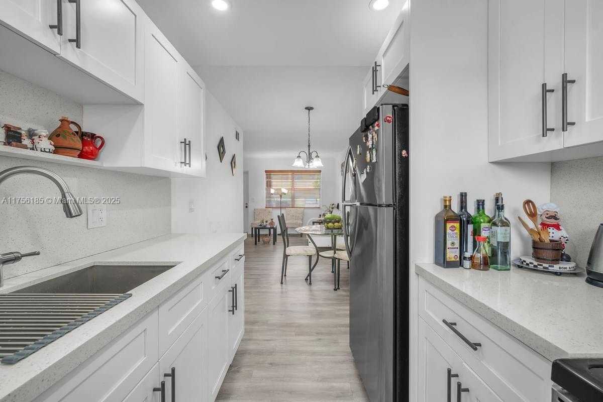 Small Image of 6550 ROYAL PALM BLVD #108, Margate Number 4