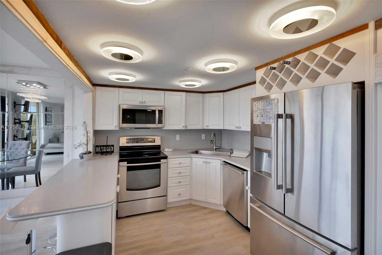 Small Image of 2401 COLLINS AVE #601, Miami Beach Number 13