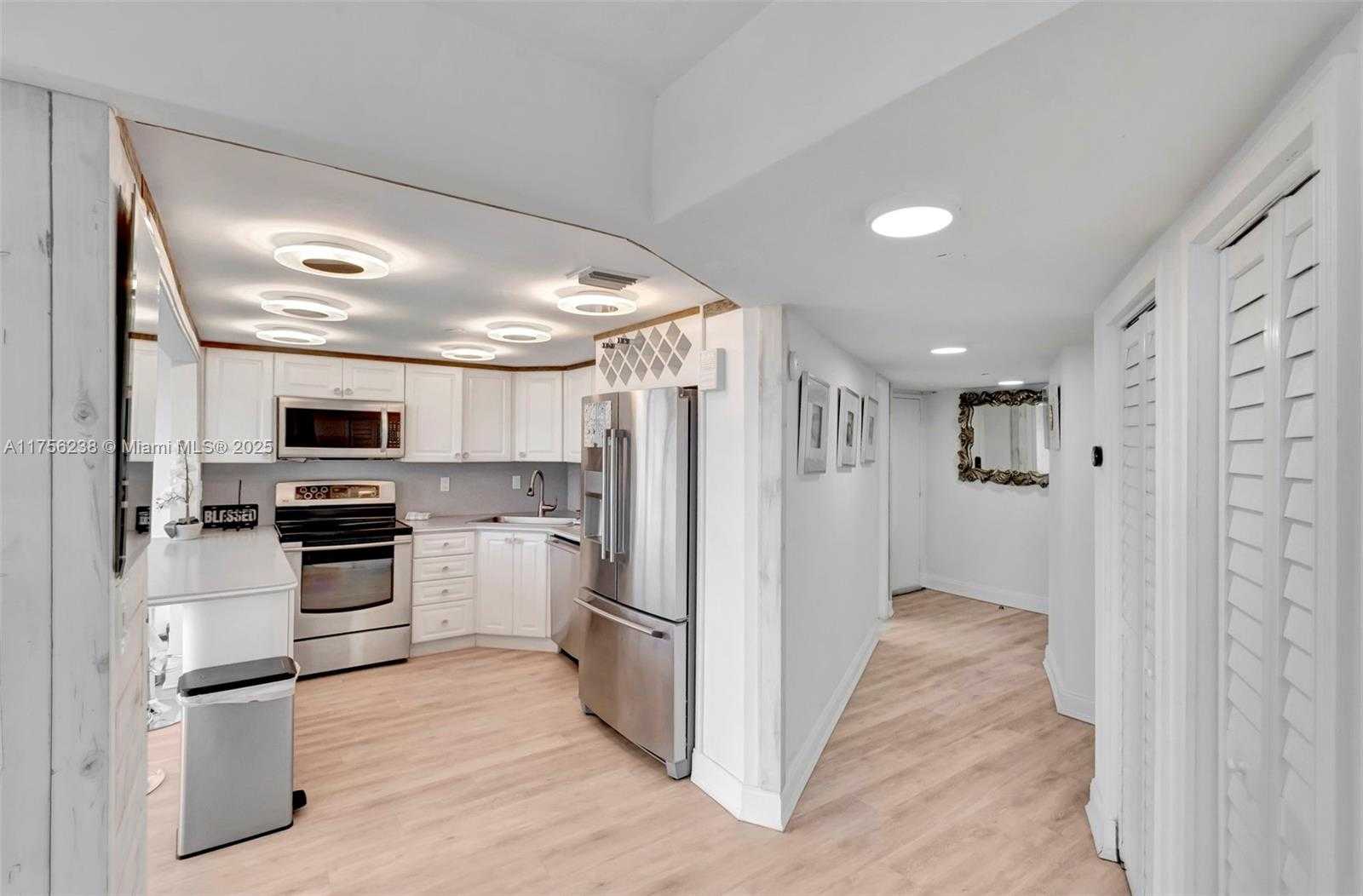 Small Image of 2401 COLLINS AVE #601, Miami Beach Number 14
