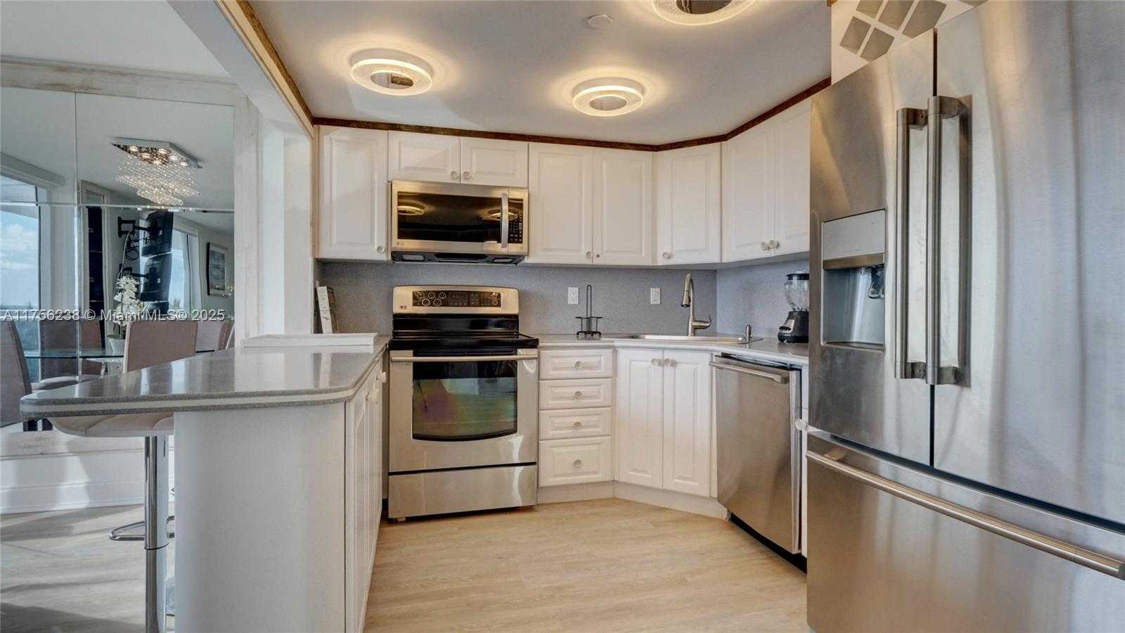Small Image of 2401 COLLINS AVE #601, Miami Beach Number 27