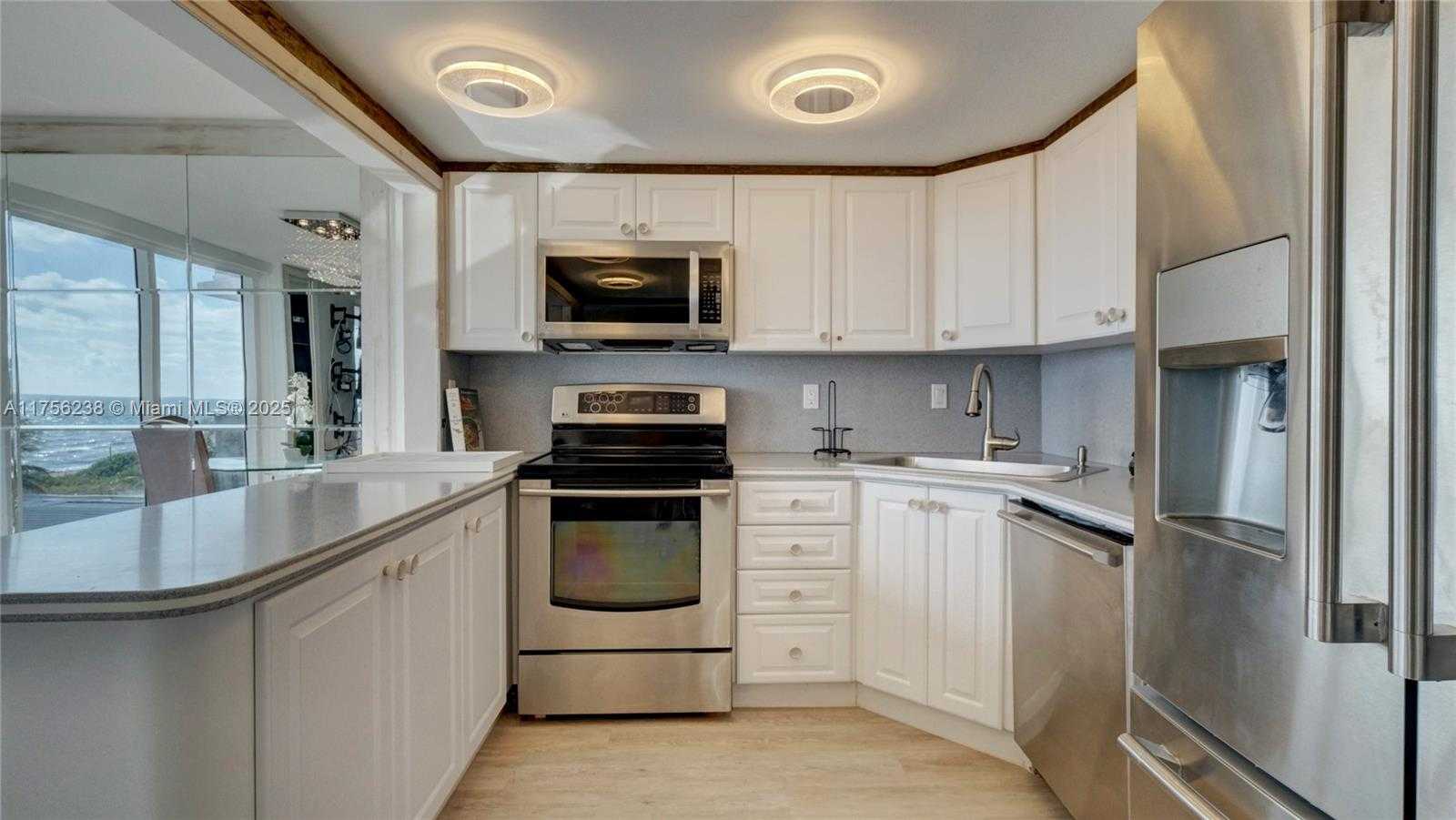 Small Image of 2401 COLLINS AVE #601, Miami Beach Number 30