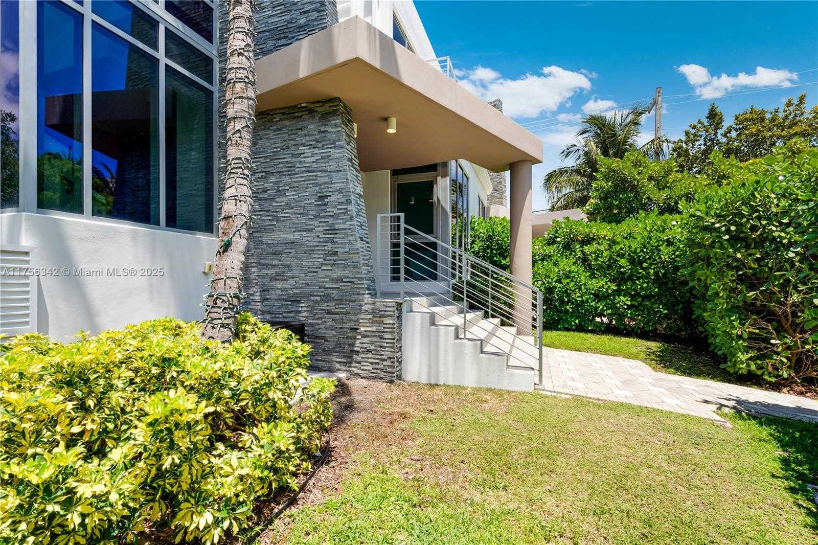 Small Image of 548 FERNWOOD RD #548, Key Biscayne Number 47