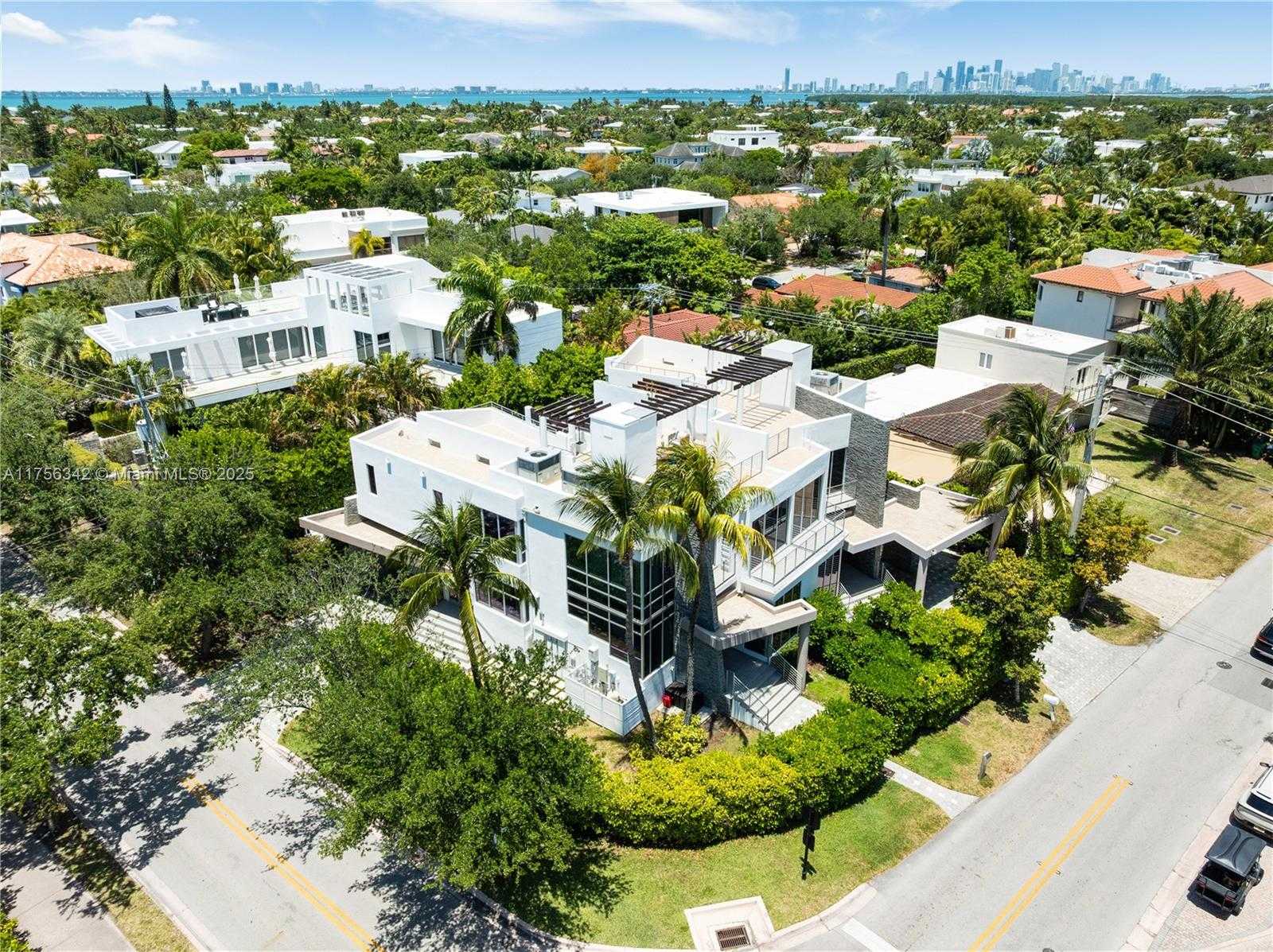 Small Image of 548 FERNWOOD RD #548, Key Biscayne Number 5