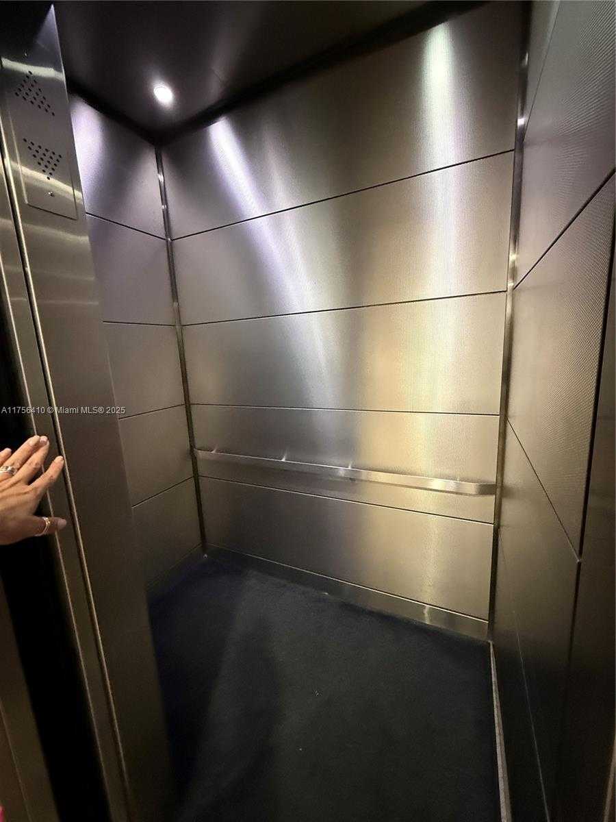 Small Image of 401 OCEAN DR #707, Miami Beach Number 12