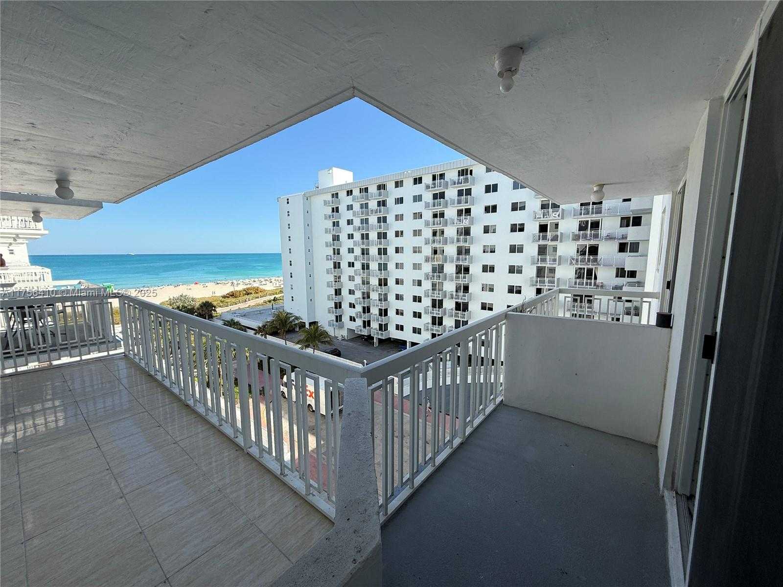 Small Image of 401 OCEAN DR #707, Miami Beach Number 2