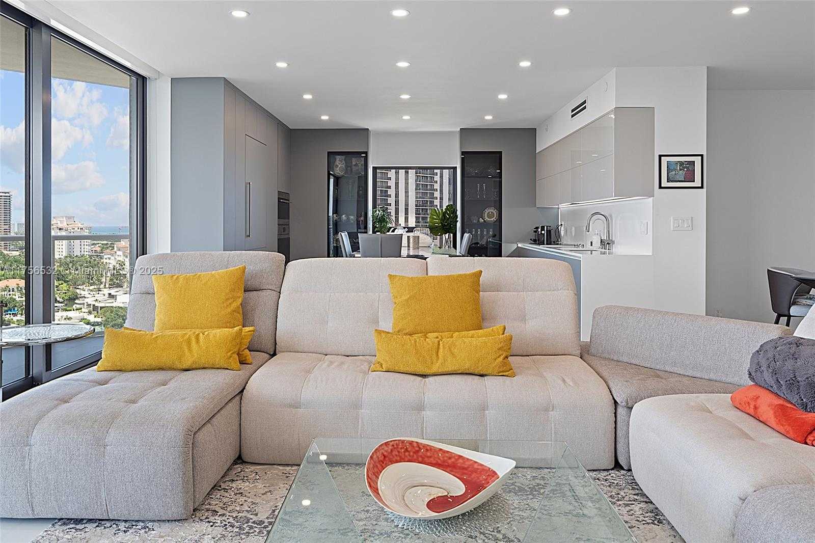 Small Image of 19500 TURNBERRY WAY #16B, Aventura Number 12