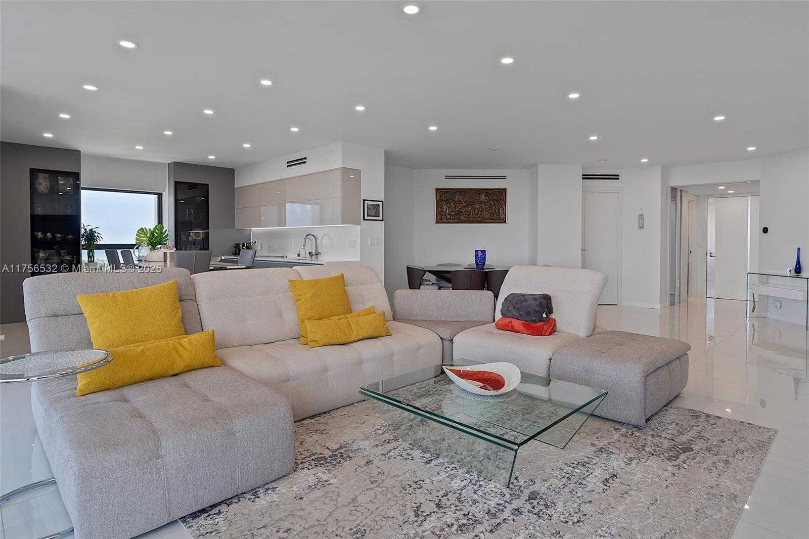 Small Image of 19500 TURNBERRY WAY #16B, Aventura Number 13