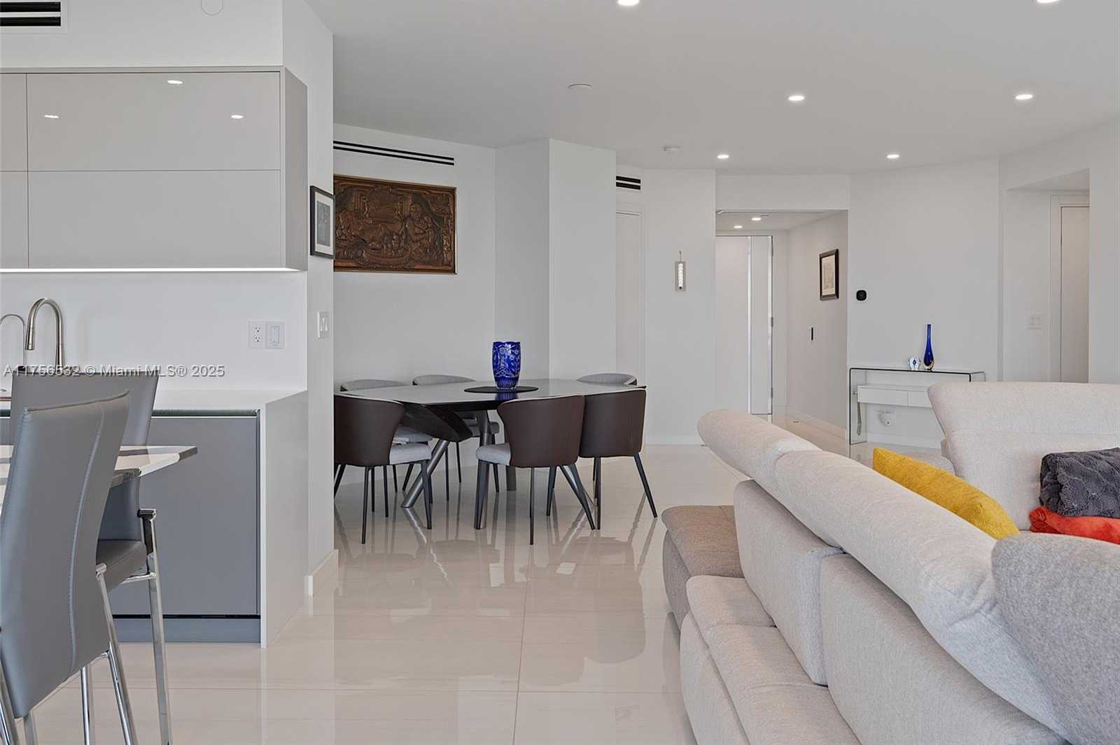 Small Image of 19500 TURNBERRY WAY #16B, Aventura Number 14