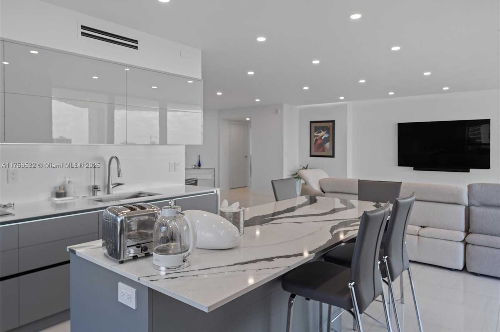 Small Image of 19500 TURNBERRY WAY #16B, Aventura Number 17